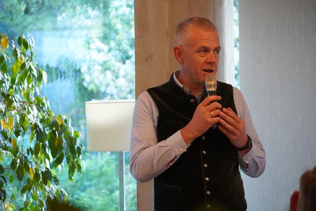Bürgermeister Bernhard Weiß gab Einblicke in die Entstehungsgeschichte der Chronik. | Foto: Nicole Hettegger