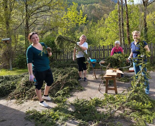 Alle helfen zusammen, damit der Kranz für den Maibaum gelingt | Foto: Veronika Frank