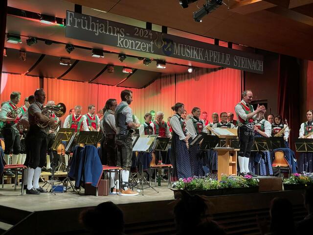 Tosender Applaus für die Musikkapelle Steinach im mehr als vollen Wipptalcenter. 
 | Foto: Michaela Mair