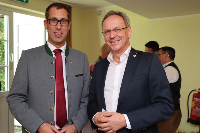Bezirkshauptmann Florian Kolmhofer (l.) mit Roland Wohlmuth.