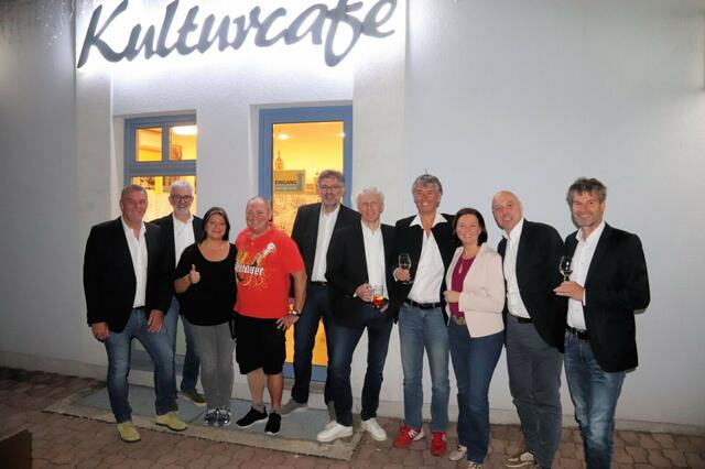 Thomas Krippl, Josef Schlager, Peter Schlager,Martin Frühwald, Michael Stagl, Hubert Kalteis, Peter Krippl
Dazwischen Wirte Renate und Christian Heiß und mit am Foto Doris Schmidl  | Foto: Kulturcafe Renate