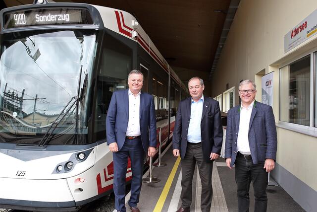 Günther Steinkellner, Herbert Kubasta (Geschäftsführer OÖ Verkehrsverbund-Organisations GmbH), Günter Neumann (Geschäftsführer Stern &amp; Hafferl Verkehr). | Foto: Land OÖ/Kauder