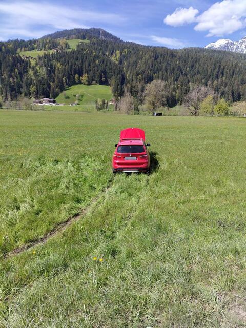 In Söll kam es durch eine Ablenkung einer Autofahrerin zu einem Verkehrsunfall. | Foto: ZOOM.Tirol
