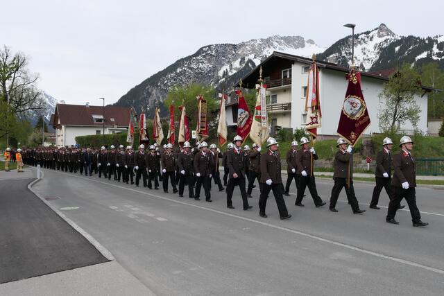 Der Bezirksfeuerwehrtag 2024 begann mit dem Einzug der Wehren. | Foto: BFV/Tiefenbrunn
