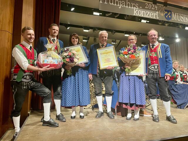 Ehrungen der Musikkapelle Steinach: Silvia Gasser, Bruno Kröll und Martina Hörtnagl.  | Foto: Michaela Mair