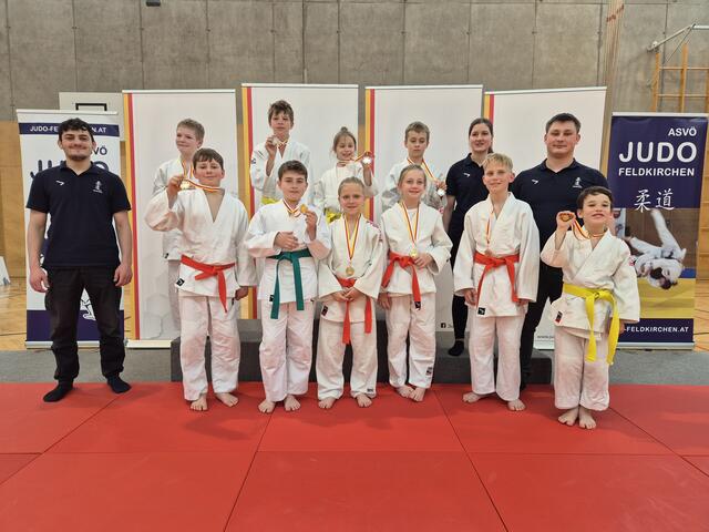 Die erfolgreiche Schülermannschaft des Judoclub Wolfsberg mit Trainern. | Foto: Privat