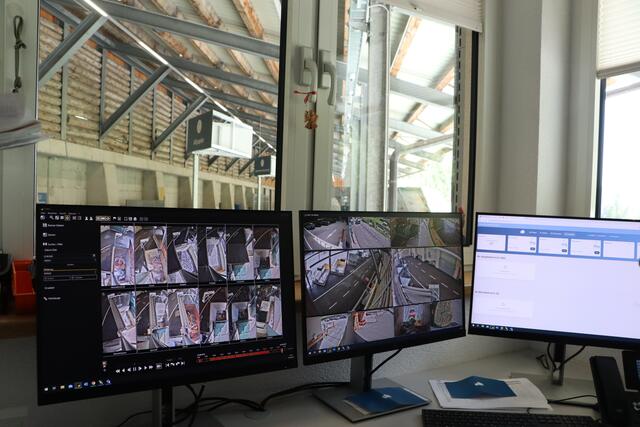 Die Mitarbeiter überwachen mittels mehr als 30 Kameras das Geschehen in der Zentrale | Foto: Elisabeth Neuner