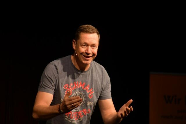 Alex Kristan ist es vom Beginn gelungen, das Publikum mit seinen Beiträgen zu begeistern. | Foto: Anita Galler
