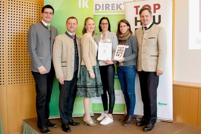 v.li.n.re.: Landwirtschaftskammer NÖ-Vizepräsident Lorenz Mayr, LVDV-Obmann Johann Höfinger, Top-Heuriger-Projektleiterin Raphaela Grasel, Teresa Schuster, Christina Schuster, Landwirtschaftskammer NÖ-Präsident Johannes Schmuckenschlager

  | Foto: LCDV NÖ/dielechnerei