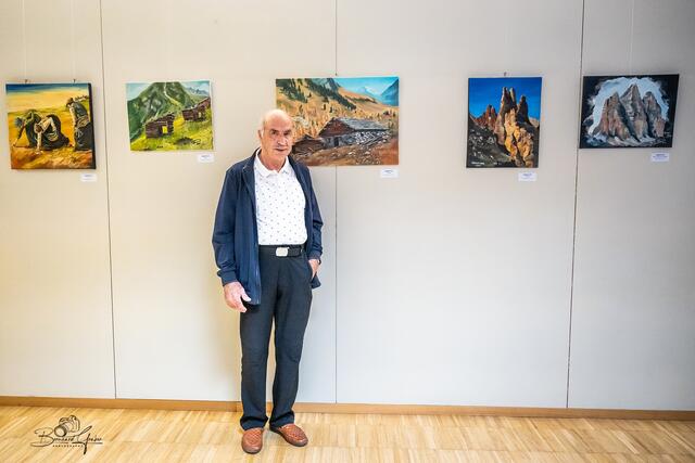 Hermann Fritz vor seinen Werken | Foto: Bernhard Gruber Photography