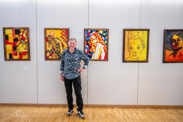 Charly Walser vor seinen Werken. | Foto: Bernhard Gruber Photography