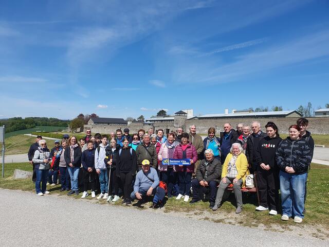Die Gruppe vor der KZ Gedenkstätte Mauthausen | Foto: NÖ Senioren Vitis