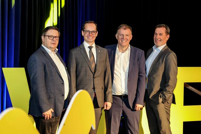 Geschäftsleiter Direktor Franz Huß, Notar Maximilian Schönhofer, Prokurist Karlheinz Zelzer und Geschäftsleiter Direktor Josef Galler (v.l.) | Foto: Raiffeisen