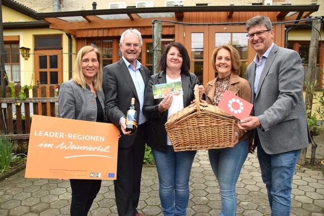 Freude in Hagenbrunn: Elisabeth Maierhofer (mi.) holte sich beim großen Weinviertel-Gewinnspiel einen Picknick-Korb vom Heurigen Stefan und Theres Oberschil. Landtagspräsident Karl Wilfing und Sonja Eder (LEADER) gratulierten. | Foto: Sandra Schütz
