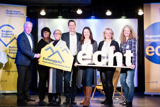 Geschäftsführer Martin Lammerhuber und Helga Steinacher von der Kultur.Region.Niederösterreich, Brunns Bildungsgemeinderätin Helga Schlechta, Clemens Schmidt, Direktor der Beethoven-Musikschule Mödling, Sandra Paweronschitz von der Kultur.Region.Niederösterreich, Mödlings Bildungsgemeinderätin Roswitha Zieger sowie Nadjeschda Morawec, die Kulturressortleiterin der Marktgemeinde Enzersdorf. | Foto: Photopam