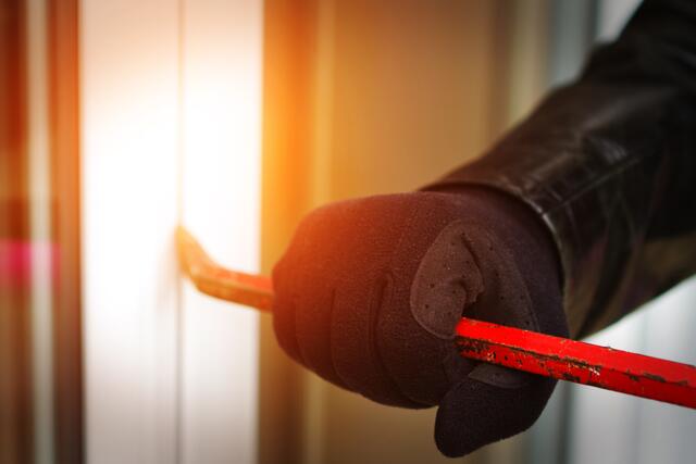 Die Polizei sucht einen Einbrecher, der in Untermieming Bargeld erbeutete. | Foto: stock.adobe.com/at/sdecoret/Symbolfoto