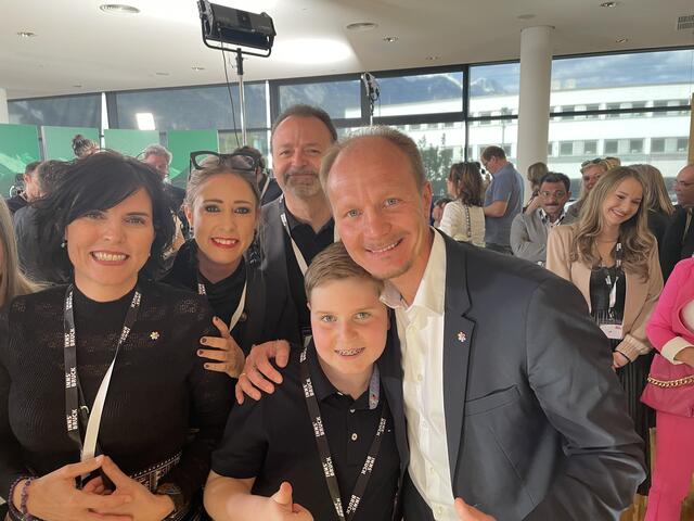 Valentina Anzengruber, Mariella Lutz, Jürgen Birlmair, Valentin Anzengruber und der neue Bürgermeister Johannes Anzengruber. | Foto: BezirksBlätter