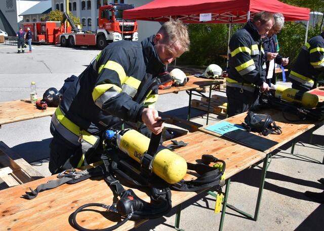 Die Feuerwehrmitglieder mussten für die Atemschutzleistungsprüfung neben theoretischen Fragen auch vier praktische Aufgaben meistern.  | Foto: BFVMZ/Pusterhofer