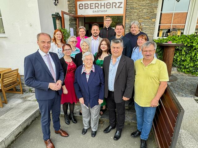 Maria Tamandl feierte mit Familie, Freunden, Soziallandesrat Leonhard Schneemann (links) und Bürgermeister Franz Pelzmann (rechts) ihren 100. Geburtstag in Stegersbach. | Foto: Landesmedienservice