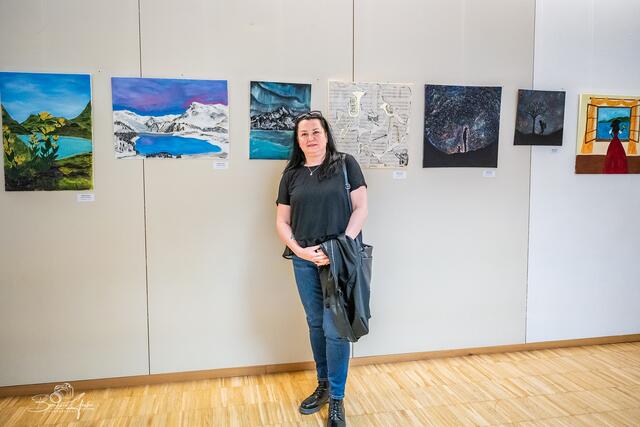 Krisztina Jehle vor ihren Bildern | Foto: Bernhard Gruber Photography