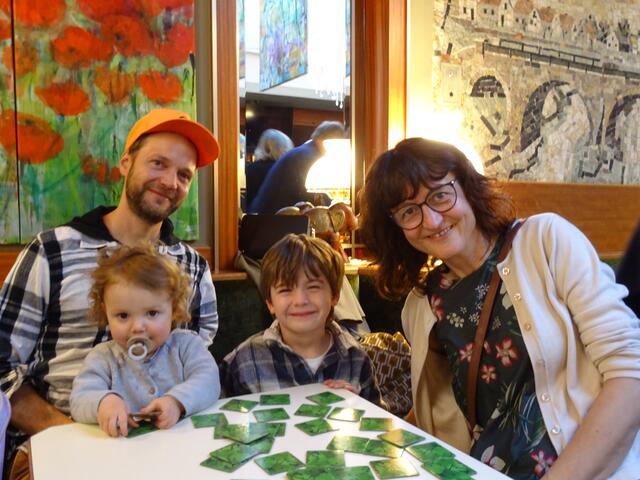 Alexander, Amina und Nelio Radinger mit Gabi Hofmarcher | Foto: Simon Glösl