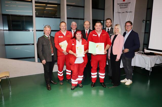 25 Jahre ehrenamtlich tätig: Oswalda Jeitler, Michael Sailer und Wolfgang Reisenegger im Kreis der Gratulanten rund um Präsident Werner Weinhofer. | Foto: Alfred Mayer