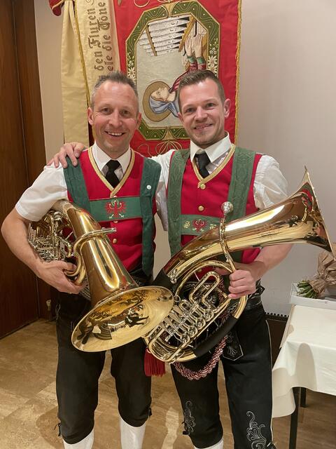 Einen ganzen Abend lang Solisten: Gerald Kröll und Stefan Halder, Tenor und Bariton der MK Steinach. 
 | Foto: Michaela Mair