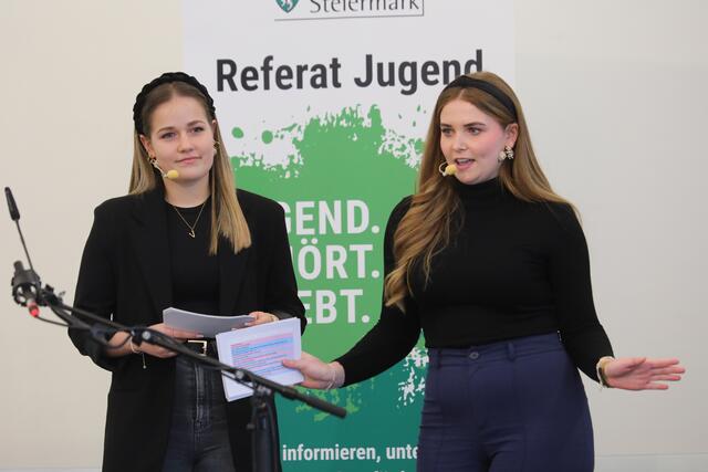 Kristin Nebel und Lea Kollmann siegten beim "Neuen Sprachrohr" und dürfen zum Bundesbewerb nach Wien. | Foto: Kollau
