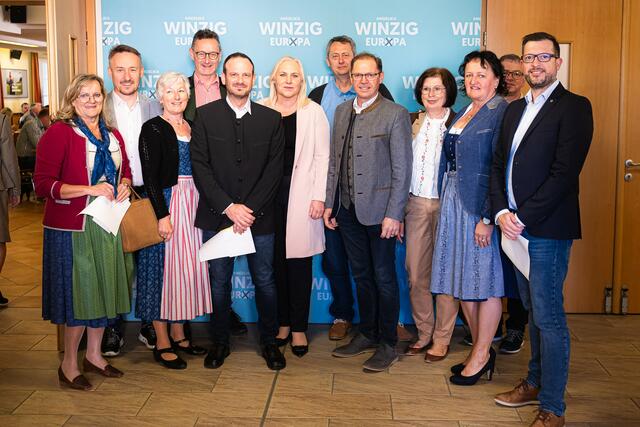 OÖVP-Spitzenkandidatin für die EU-Wahl, Angelika Winzig (Mitte) mischte sich unter Parteikollegen aus der Gemeinde Andorf.