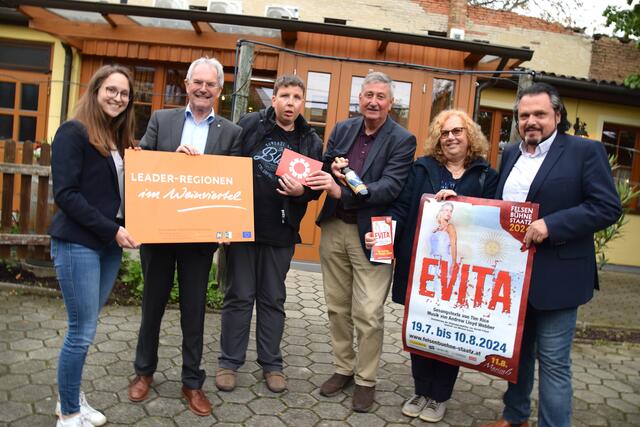 Freude im Bezirk Mistelbach: Karin Zillinger (2.v.re) holte sich beim großen Weinviertel-Gewinnspiel Premierenkarten für die Felsenbühne Staatz. Nicht nur Landtagspräsident Karl Wilfing und Intendant Werner Auer gratulierten. | Foto: Sandra Schütz