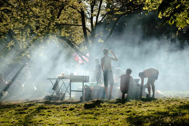 Jedes Jahr feiern sehr viele Wienerinnen und Wiener den Tag der Arbeit, 1. Mai, mit Grillen in ihrem Garten, beim Nachbarn, den besten Freunden, bei der Familie oder etwa auch auf der Donauinsel. | Foto: Samuel Zeller/Unsplash
