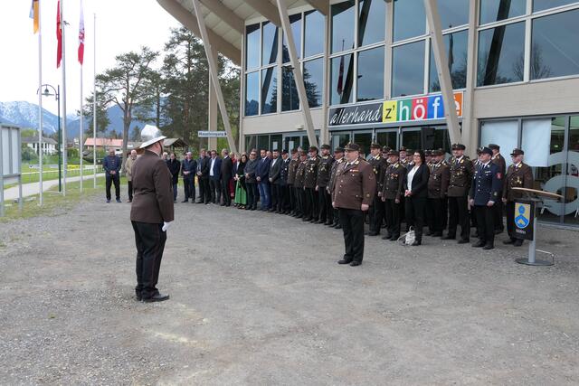 Vor der Hahnenkammhalle Höfen fand die Meldung statt. | Foto: BFV/Tiefenbrunn