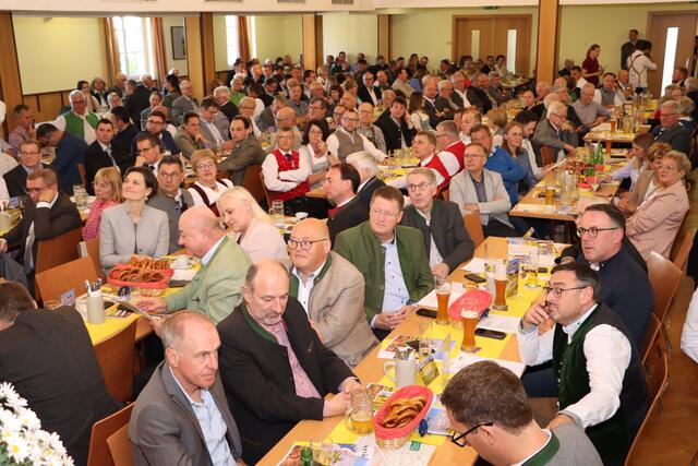 Der Brambergersaal in Eggerding war am 27. April im Zuge des Schärdinger ÖVP-Bezirksparteitages brechend voll. 