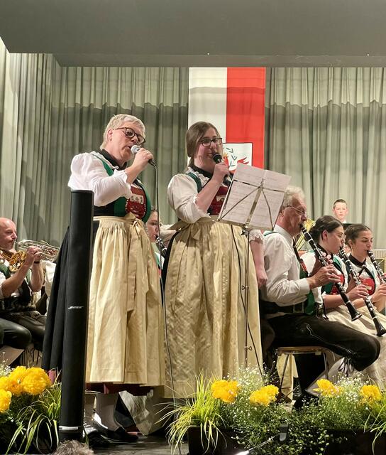 Fulpmes – Michaela Hober und Maria Margreiter begeisterten mit ihrem Sologesang zu „Heast as ned“ in Fulpmes.
 | Foto: Michaela Mair