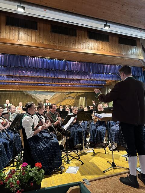Kapellmeister Philipp Hass, seines Zeichens auch Bezirkskapellmeister, leitet seine Musikanten mit viel Gefühl. 
 | Foto: Michaela Mair