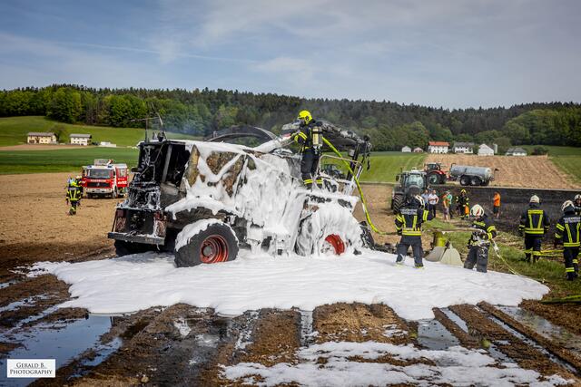 Im Einsatz standen die Feuerwehren Schalchen, Stallhofen, Munderfing, Mattighofen und Furth-Unterlochen. | Foto: Gerald B. - Photography
