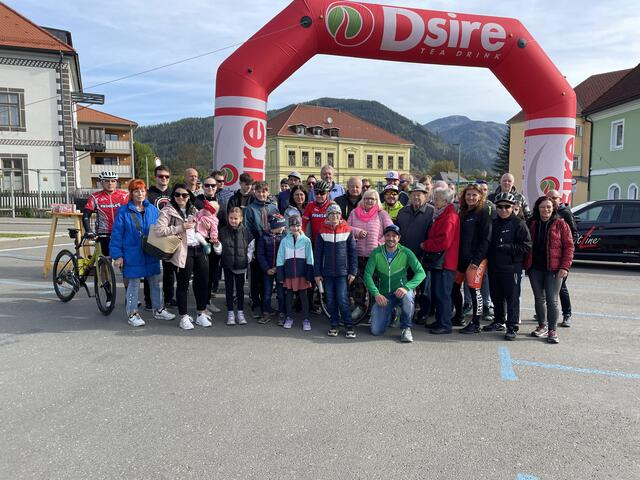 Wegbegleiterinnen und Wegbegleiter, Familie und Freunde bzw. Freundinnen versammelten sich am Sonntag in Trofaiach, um ihren "Rambo" (Mitte) auf den Weg zu schicken.  | Foto: RegionalMedien Steiermark