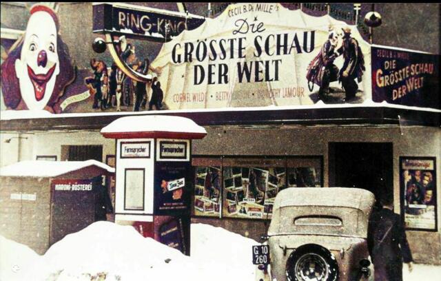 Das Foto aus der Sammlung Kubinzky zeigt das Kino mit einem Plakat für den Zirkusfilm "Die größte Schau der Welt".  | Foto: Sammlung Kubinzky