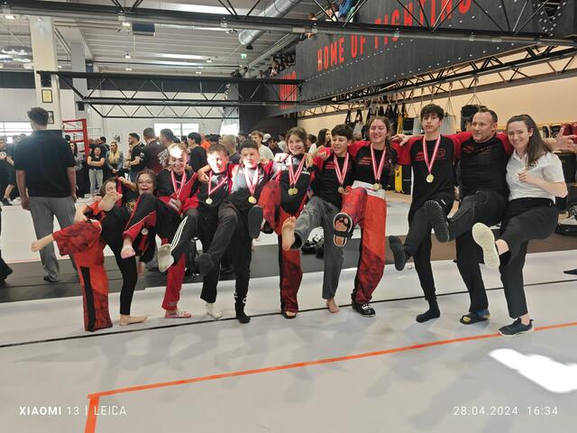 Sofija Kordic, Emilia Havasi, Lena Kreiner, Boris Budkowszki, Darren Noah Bulzan, Emily Roth, Matjas Salga, Lee Lina Bauer, Simon Raab, Trainer und Coach Michael Gerdenitsch, Schiedsrichterin Viktoria Hader | Foto: Kickbox Club Rohrbach