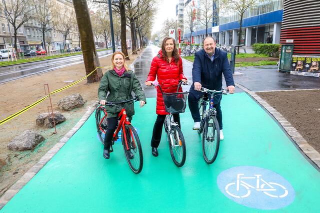 Laut KFV sollen E-Mopeds auf den Radwegen – so wie hier in der Lassallestraße – teilweise viel zu schnell unterwegs sein. Mobilitätsstadträtin Ulli Sima (SPÖ, Mitte) fordert ein Verbot. (Archiv) | Foto: PID/Christian Fürthner