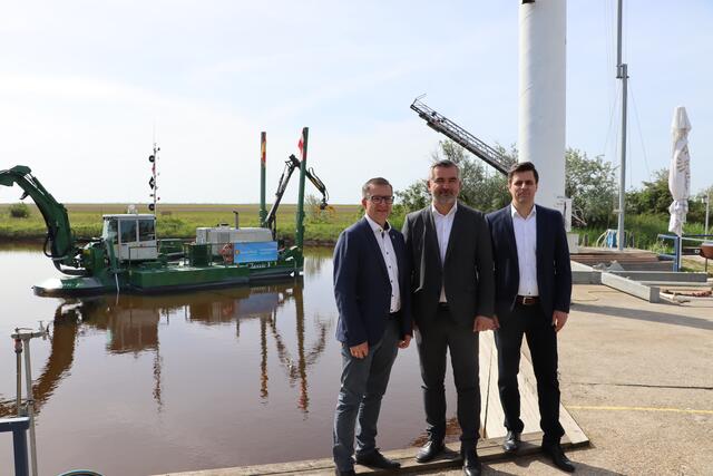 Vor einem der Geräte, die beim Schlammabpumpen zum Einsatz kommen. Bgm. Thomas Schmid, Infrastrukturlandesrat Heinrich Dorner, Seemanagement-Geschäftsführer Erich Gebhardt (v.l.). | Foto: Sandra Koeune