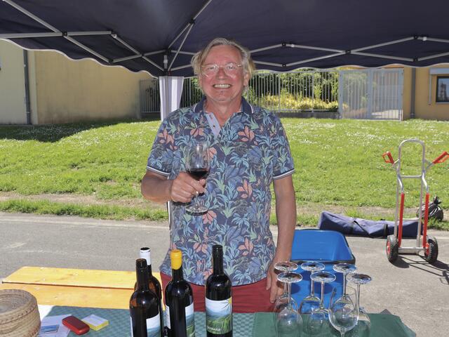Besucher konnten den exklusiven Rotwein von Toni Reisner aus der Ried Hirschkreit in Mattersburg kosten. | Foto: Alejandra Ortiz