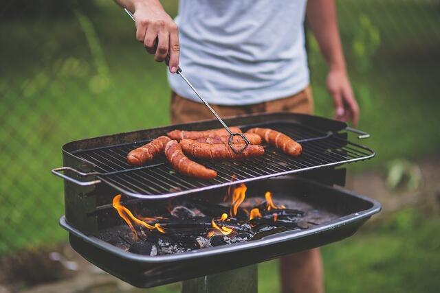 Grundsätzlich ist das Grillen auf privaten Flächen, etwa im Garten, auf der Terrasse oder am Balkon erlaubt.  | Foto: Symbolbild/Pixabay