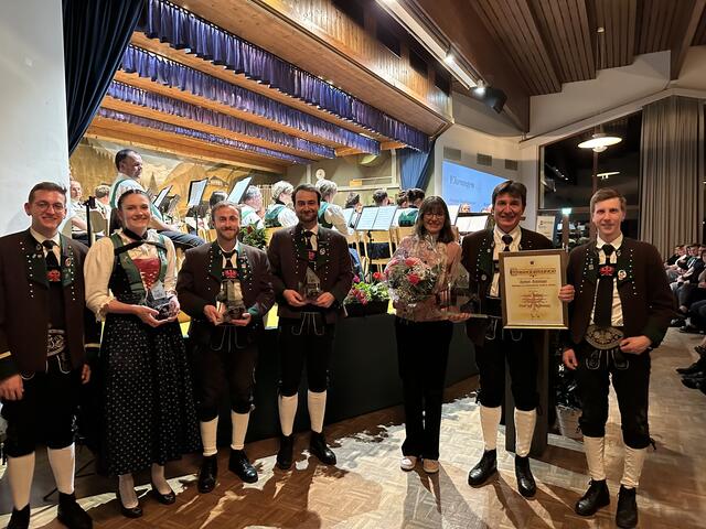 Die Geehrten der MK Neustift: Jasmin Neunhäuserer, Martin Salchner, Simon Volderauer und Herbert Schönherr.  | Foto: Michaela Mair 
