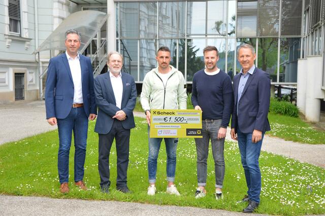 Spende an den Förderkreis Onkologie St. Veit/Glan:
Manfred Kraßnitzer, Förderkreis-Obmann Franz Siebert, Peter Wieser,  Franz Planegger und Vize-Obmann des Förderkreises Georg Ebner | Foto: Barmherzige Brüder