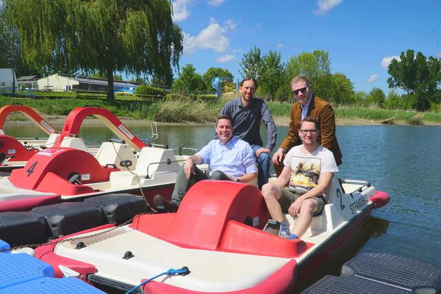 Bürgermeister Christoph Kaufmann gab bei strahlendem Frühlingswetter gemeinsam mit den Stadträten Konrad Eckl und Clemens Ableidinger sowie Andreas Fuchshuber, Leiter der Bäderverwaltung, den Startschuss für die diesjährige Badesaison. | Foto: Stadtgemeinde Klosterneuburg/Edely