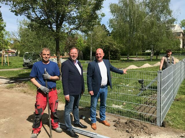 Bezirksvorsteher Nikolaus Ebert (2.v.l.) besucht gemeinsam mit Bezirksvorsteher-Stellvertreter Christian Gerzabek (3.v.l., beide ÖVP) die ausführende Baufirma vor Ort.  | Foto: BV13