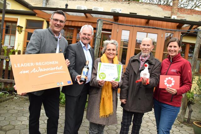 Freude in Marchegg: Alexandra und Christian Haas holten sich beim großen Weinviertel-Gewinnspiel ein Familienticket für das Schloss Marchegg. Nicht nur Landtagspräsident Karl Wilfing gratulierte herzlich. | Foto: Sandra Schütz