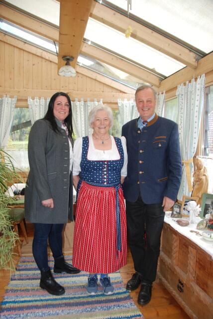 Ortsbäuerin Corina Schlick, Jubilarin Hermine Gfrerer, Seniorenbund-Obmann Alfred Pfeifenberger