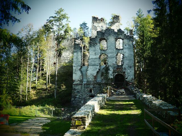 Auf der Burgruine Waxenegg in Anger feiert man heuer zum ersten Mal die Walpurgisnacht.  | Foto: Roland Montaperti